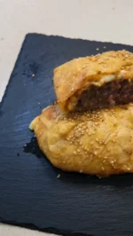 Hamburguesa crujiente en papel de arroz 🍔
Cruje por fuera, jugosa por dentro y lista en 15 minutos en la freidora de aire. Sin pan y con todo el sabor de una buena burger. Esta es de las que repites cada semana.

Ingredientes (1 hamburguesa):
🥚 2 huevos
🍚 2 obleas de papel de arroz
🥩 1 hamburguesa de ternera (unos 120 g)
🧀 1 loncha de queso sin lactosa
🍅 1 cucharada de tu salsa favorita (opcional)
🌱 1 cucharadita de sésamo

✅ Bajo en FODMAPs
✅ Bajo en fructosa y sorbitol
✅ Sin gluten
✅ Sin lactosa

Yo la he acompañado con patatas moradas 💜, pero queda genial con patatas normales, boniato o con mi yuca crunchy, que tienes la receta también en mi Instagram 🔥

Si te ha entrado hambre, dale like ❤️, guárdala para el finde 📌 y compártela con quien siempre te pide la cena 🍽️

#recetasfaciles #freidoradeaire #hamburguesacasera #recetassingluten #comidasaludable